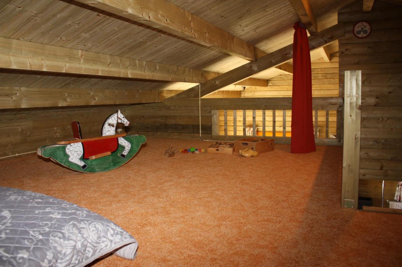 Emilia - Gemuetliches Kinderfreundliches Blockhaus Mit Umzaeuntem Garten Holiday home Sint Annaland